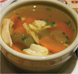 Sopa de pollo y verduras con col rizada