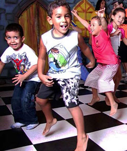 Niños bailando