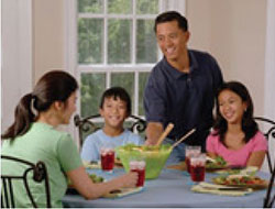 familia comiendo en la mesa
