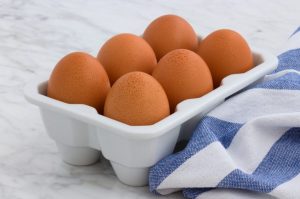 una caja de huevos
